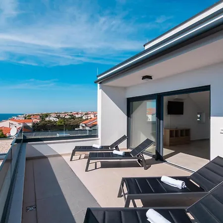 Luxury Apartment *