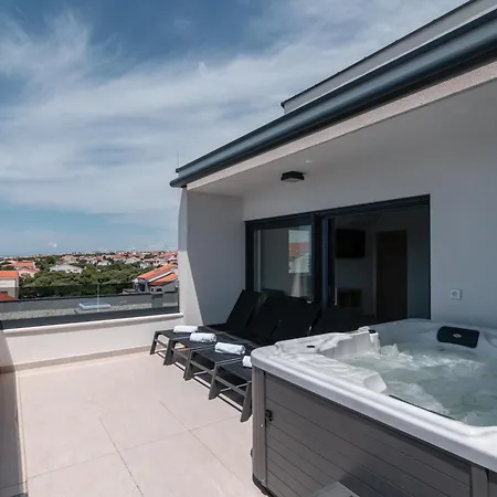 Luxury Apartment *